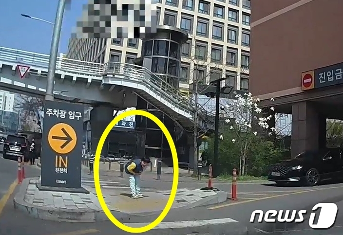 횡단보도서 기다려 준 차에 배꼽인사한 어린이…한문철TV 출연감 훈훈[영상]