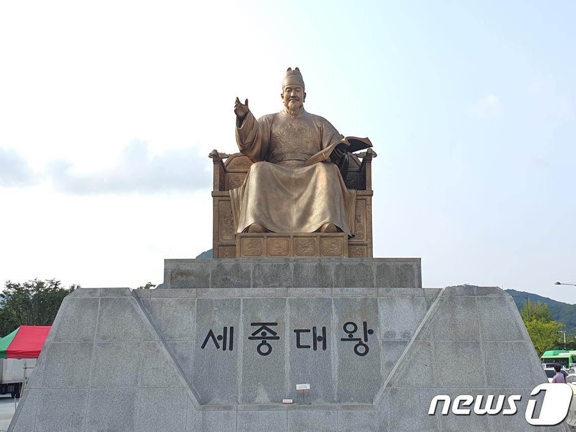 광화문광장 세종대왕·이순신장군 동상, 황사에 묵은때 벗는다