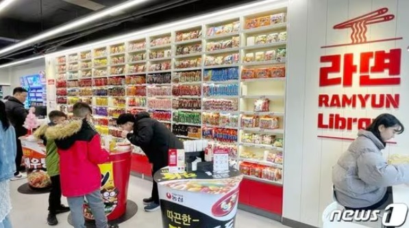 라면 이어 스낵 라이브러리…CU, 홍정국 표 특화 매장 승부수