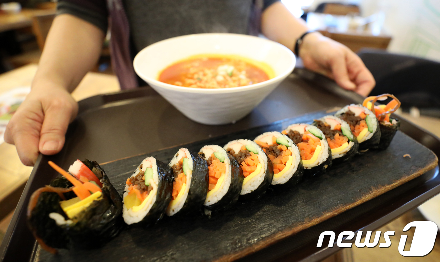 햄 빼는 값 2000원 황당 김밥집, 이번엔 라면에 면 빼면 3000원 추가