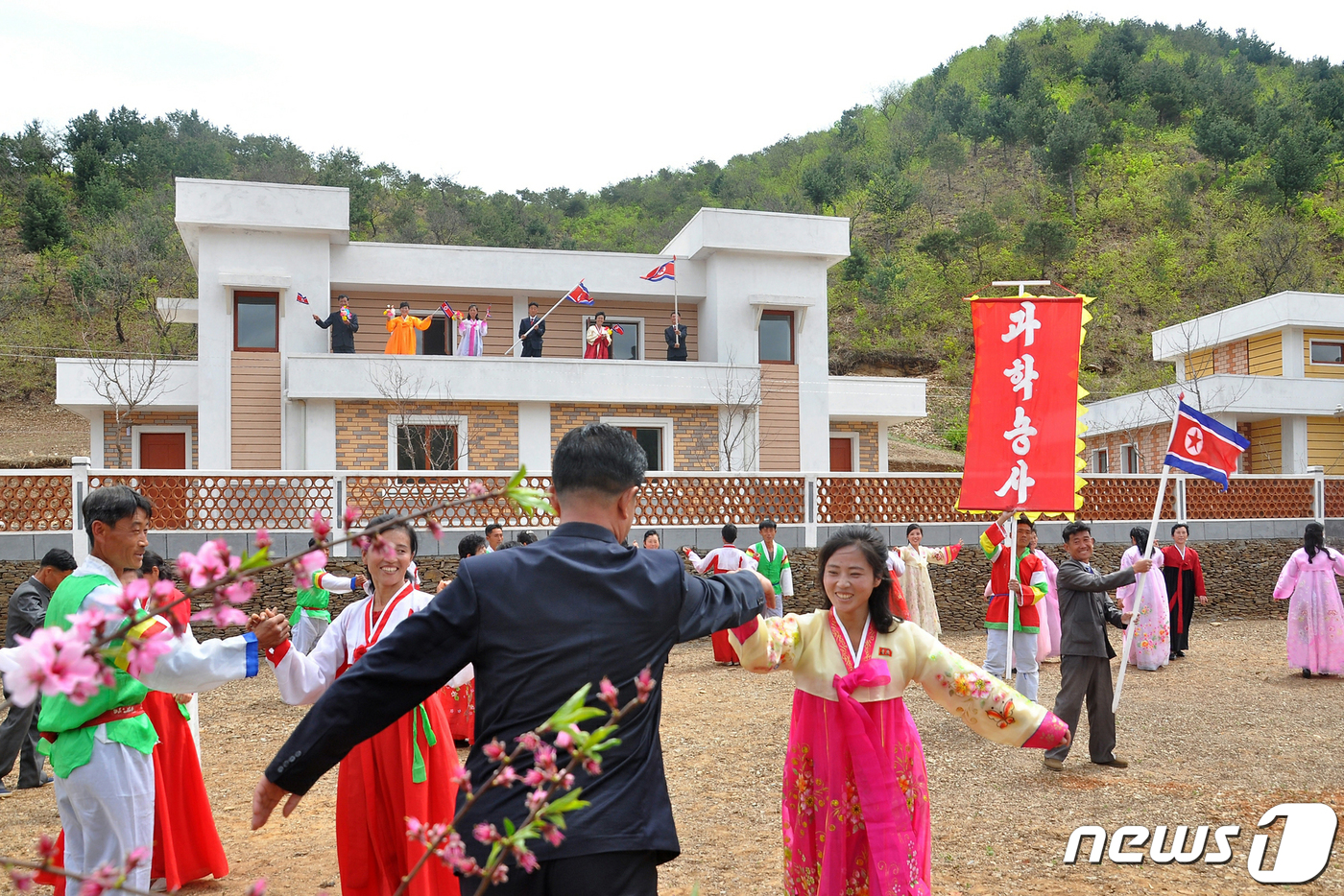새 살림집 받고 기뻐하는 북한 은정축산농장 농장원들