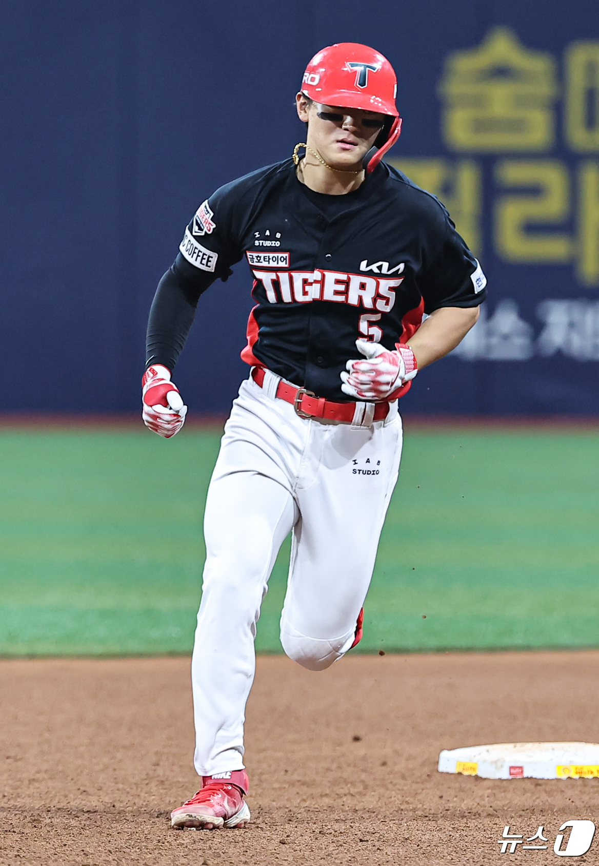 KIA 김도영, 프로야구 최초 월간 10홈런-10도루 달성