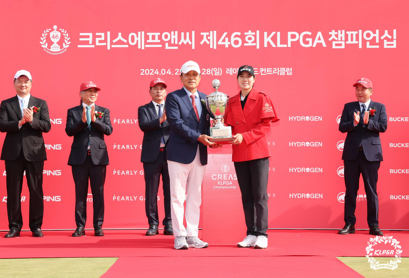 순회배 수여하는 김정태 KLPGA 회장