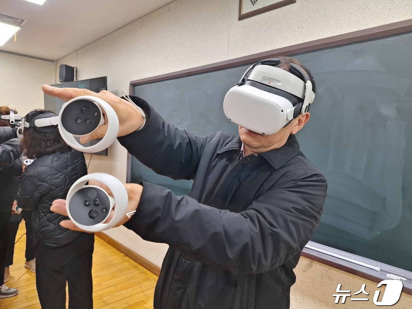 “와, 신세계다” 가상현실 고글로 어르신 안전교육