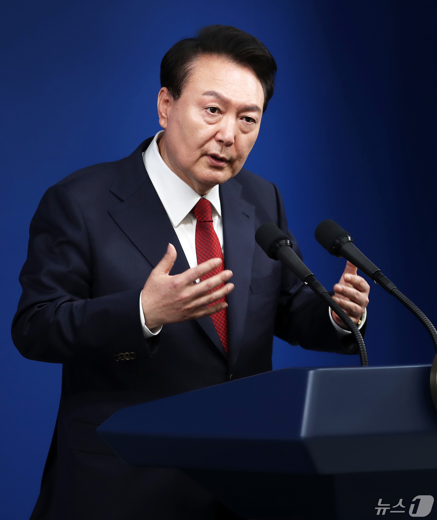 질문에 답하는 윤 대통령