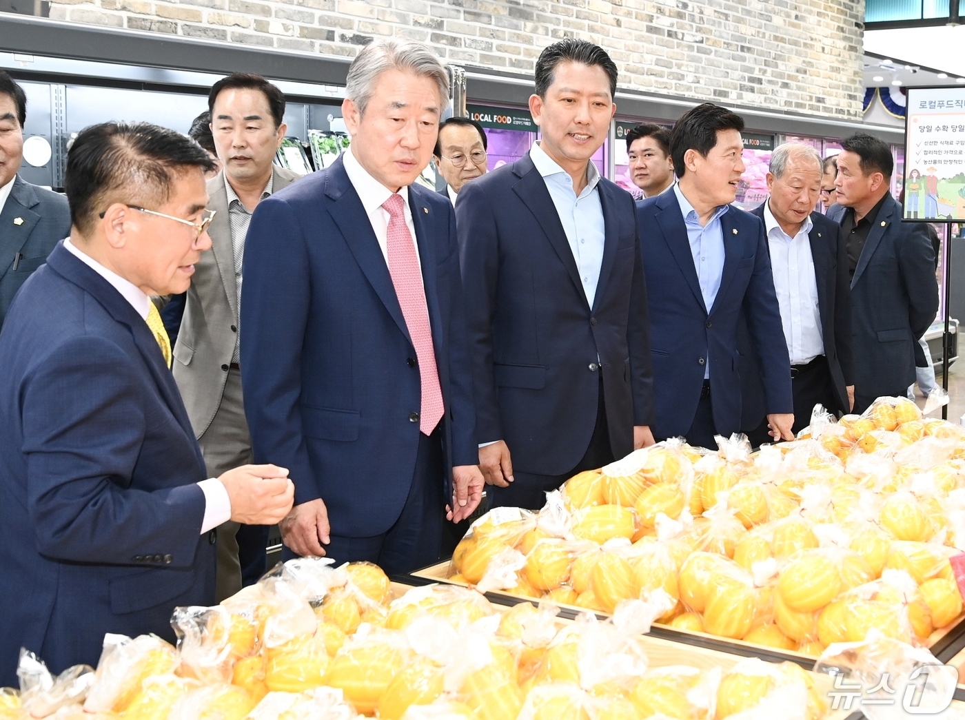 동구미농협 하나로마트 둘러보는 김장호 시장