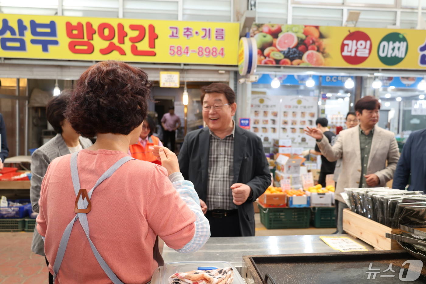 태평시장 상인과 대화하는 박성효 소진공 이사장