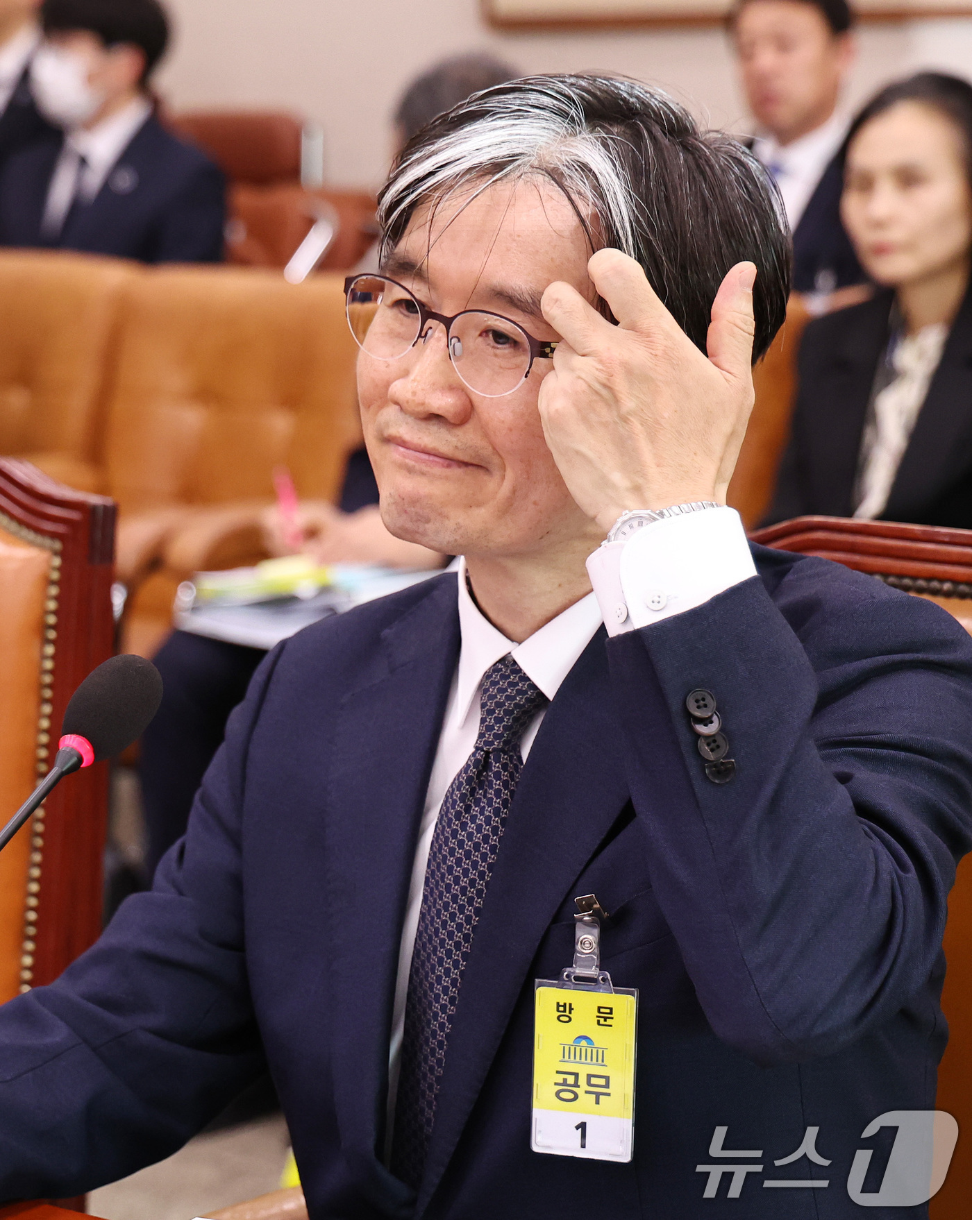 머리 쓸어넘기는 오동운 공수처장 후보자
