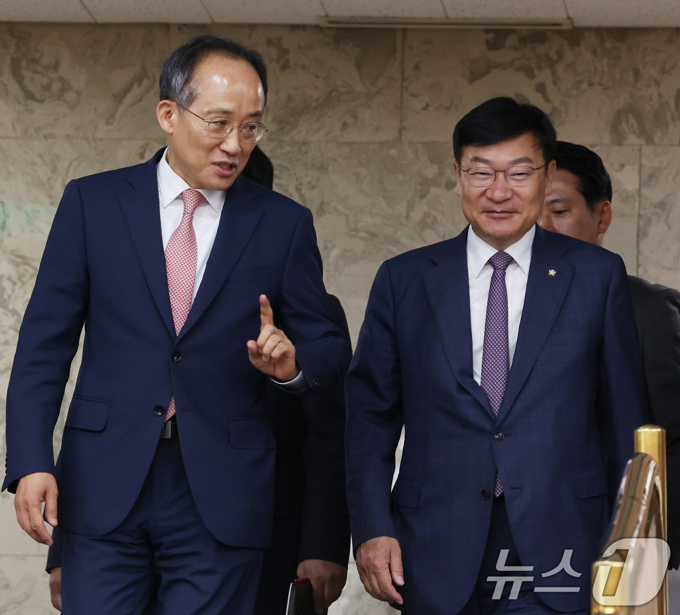 정점식 정책위의장과 대화하는 추경호 원내대표
