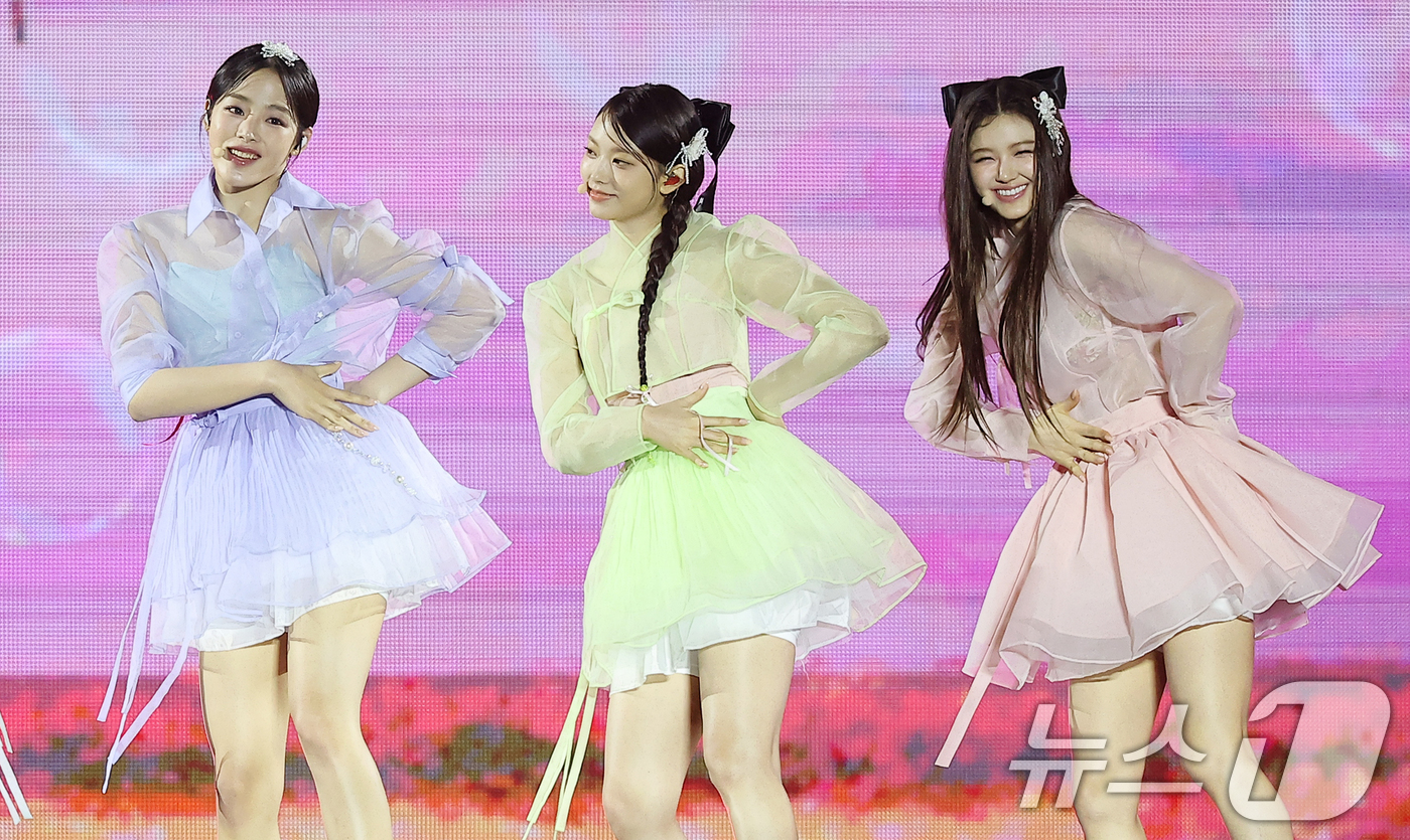 뉴진스 민지·해린·다니엘, 미소가 절로 나오는 무대