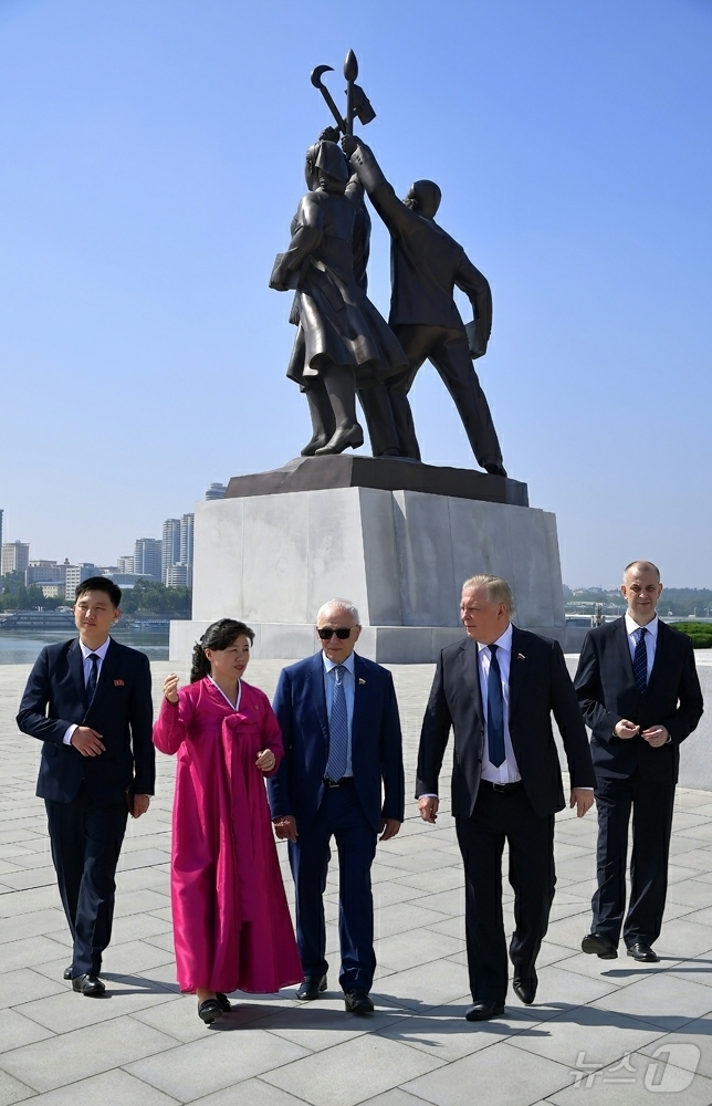러시아 평의회 대표단, 조국해방전쟁승리기념탑·주체사상탑 등 참관