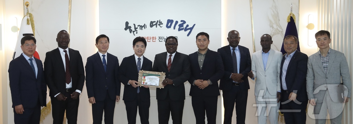 전남교육청, 케냐로부터 재활용 책걸상 지원 감사패 받아