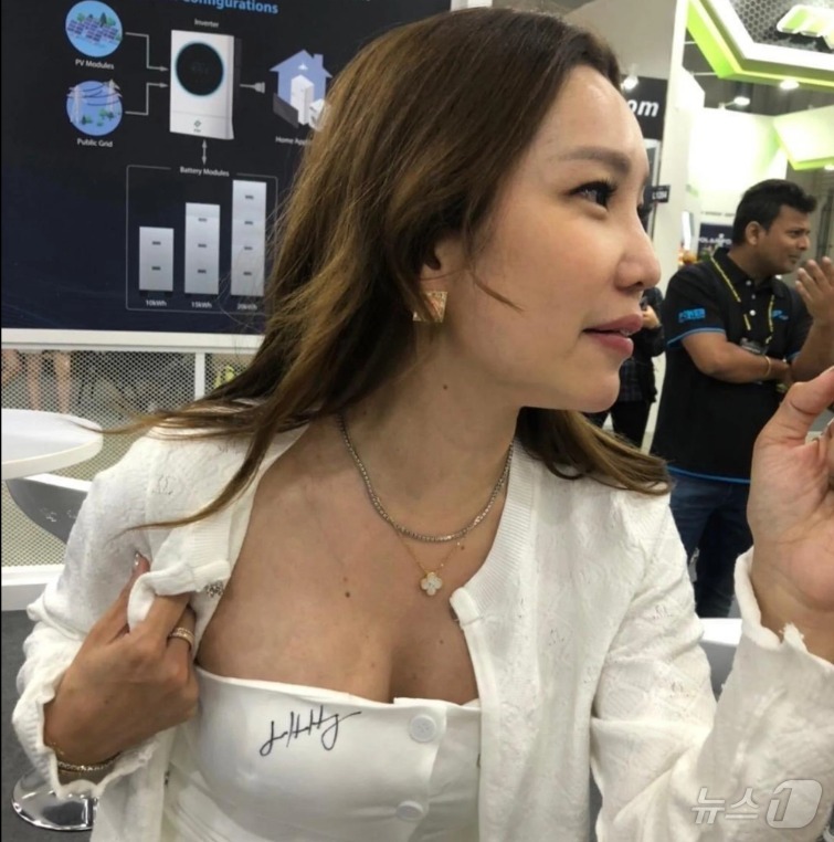 젠슨 황에 가슴 내밀어 사인 받은 여성…
