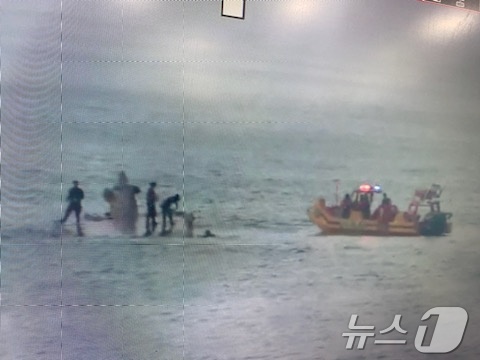 신안 가거도 해상 9명 탄 통발어선 전복…1명 심정지·2명 실종