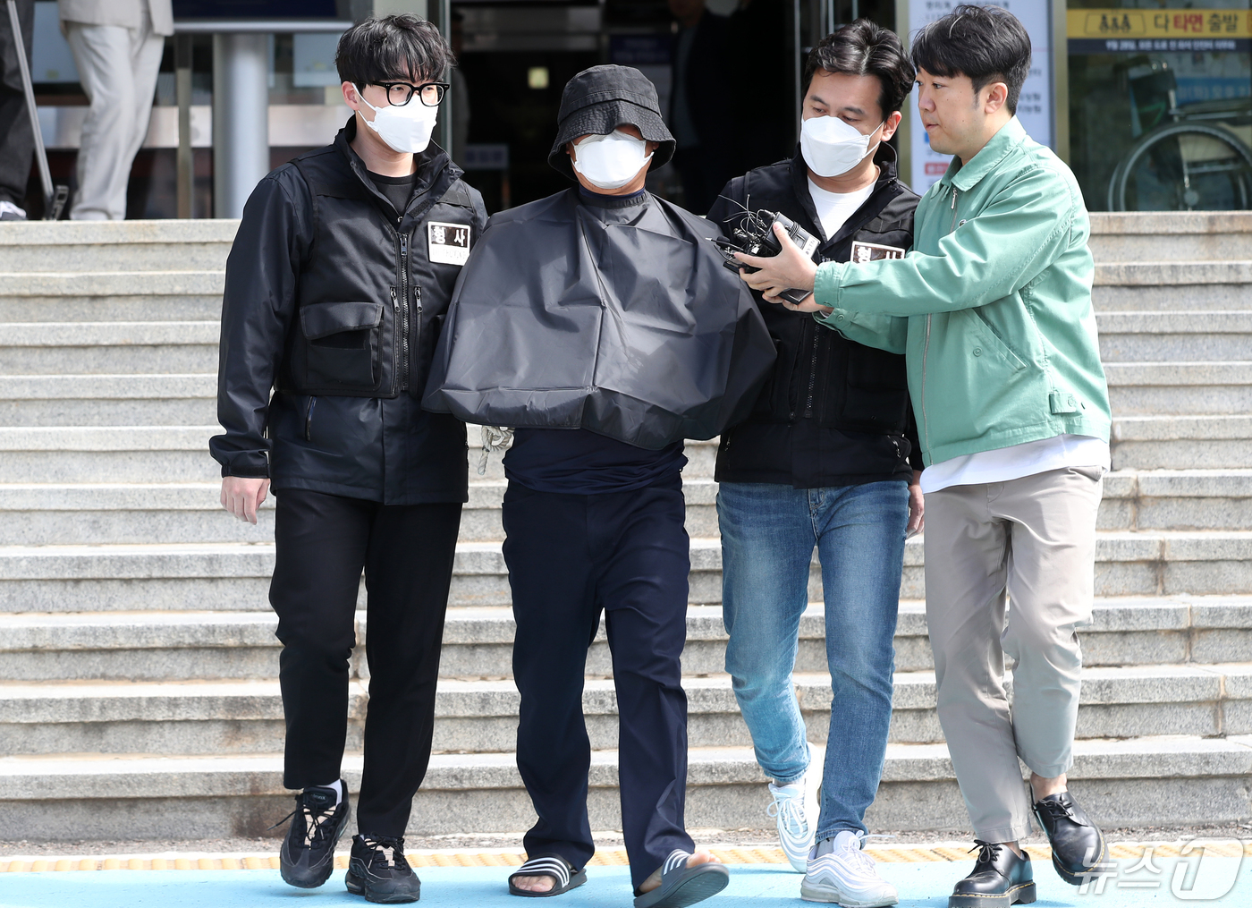 부산지법 앞 흉기 살해 50대 유튜버, 보복 살인 혐의 부인