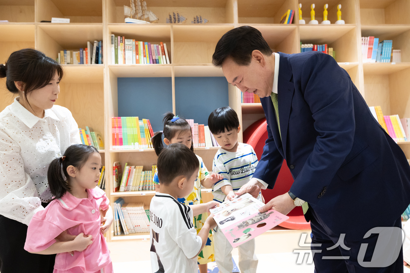 윤 대통령 할아버지가 심판 봐줄게…HD현대 어린이집 방문