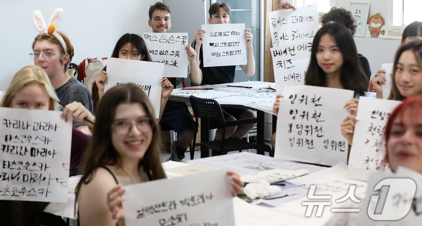 부산대 서머 스쿨 서예 체험하는 외국 대학 학생들