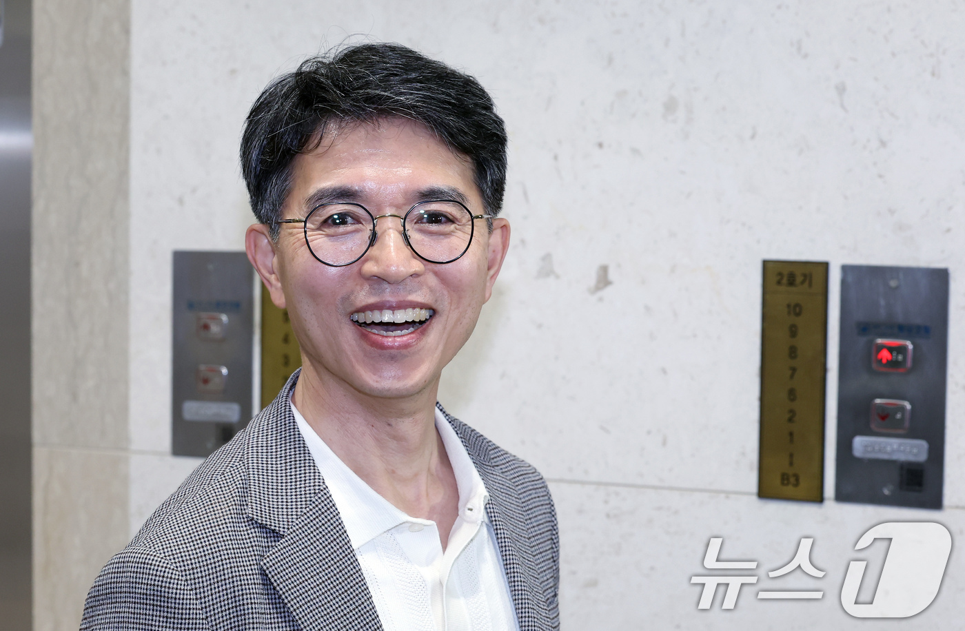밝은 표정의 김완섭 환경부 장관 후보자