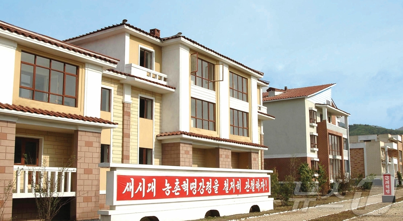 北 덕천시 신성농장, 성천군 삼원동예작물농장에 들어선 새 살림집들