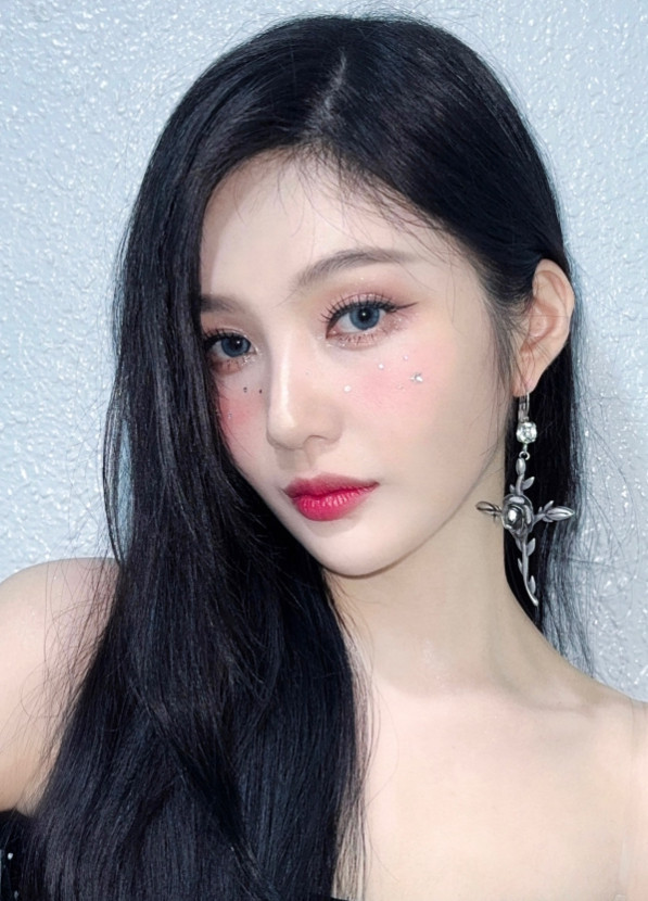 크러쉬♥ 조이, 고양이 닮은 메이크업…또렷한 이목구비 [N샷]