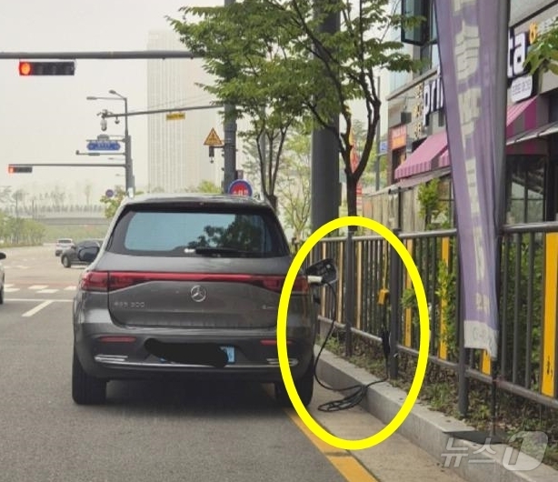 교차로 모퉁이서 상습 충전하는 전기차…우회전을 할 수가 없다