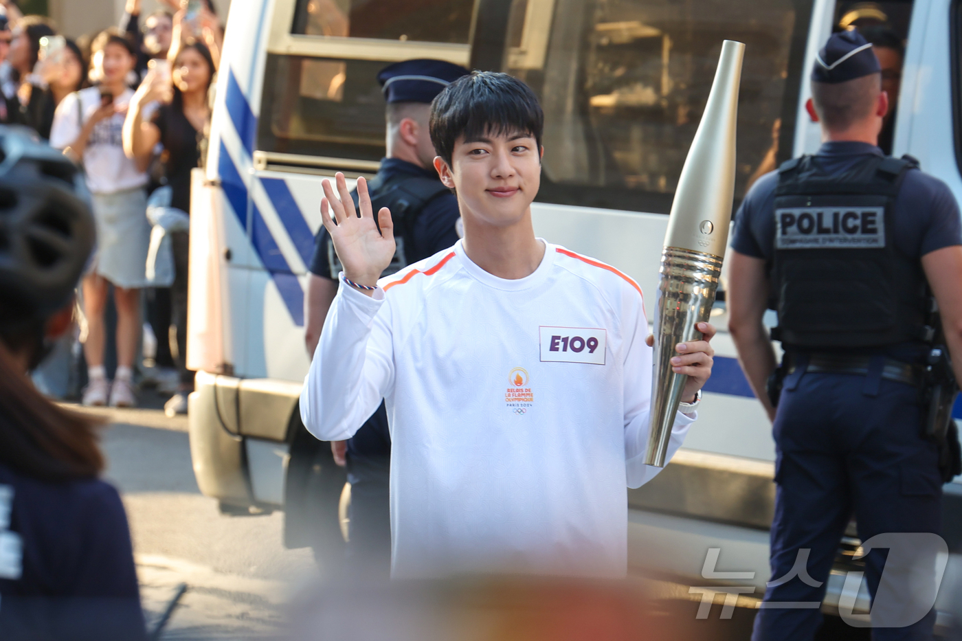 [뉴스1 ★]BTS 진, 수천 명 아미 환호 받으며 파리올림픽 성화봉송 성공