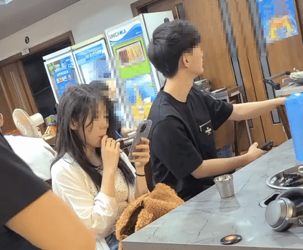 강남 식당 실내 흡연 중국인들…안 된다 말해도 무시하고 뻑뻑[영상]