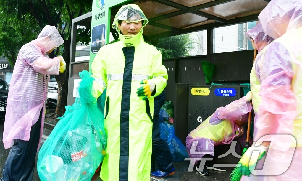 환경관리원과 함께 쓰레기 수거작업하는 조현일 경산시장