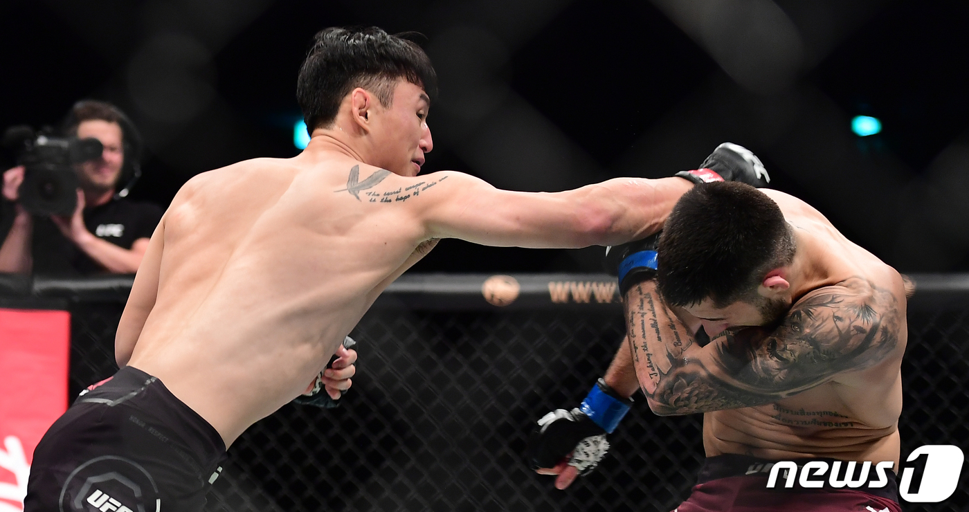 UFC 최두호, 8년 만에 승리…알지오 상대로 2R TKO