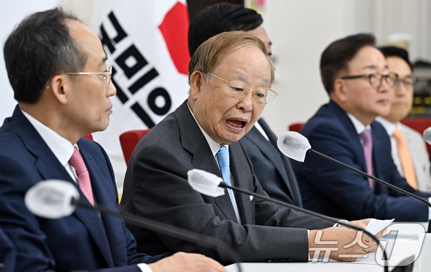 노조법 개정 관련 간담회 참석한 손경식 경총회장