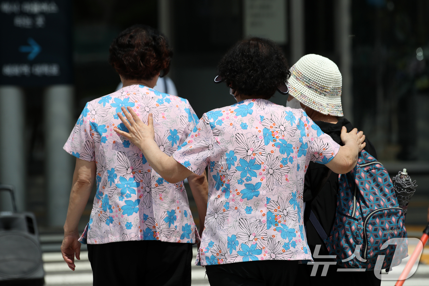 어깨 토닥이는 간병사들