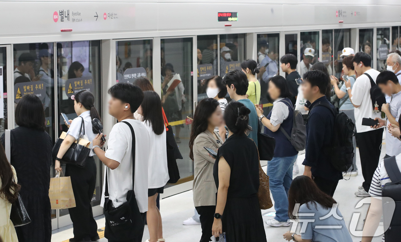 출근길 시민들로 북적이는 8호선 별내역