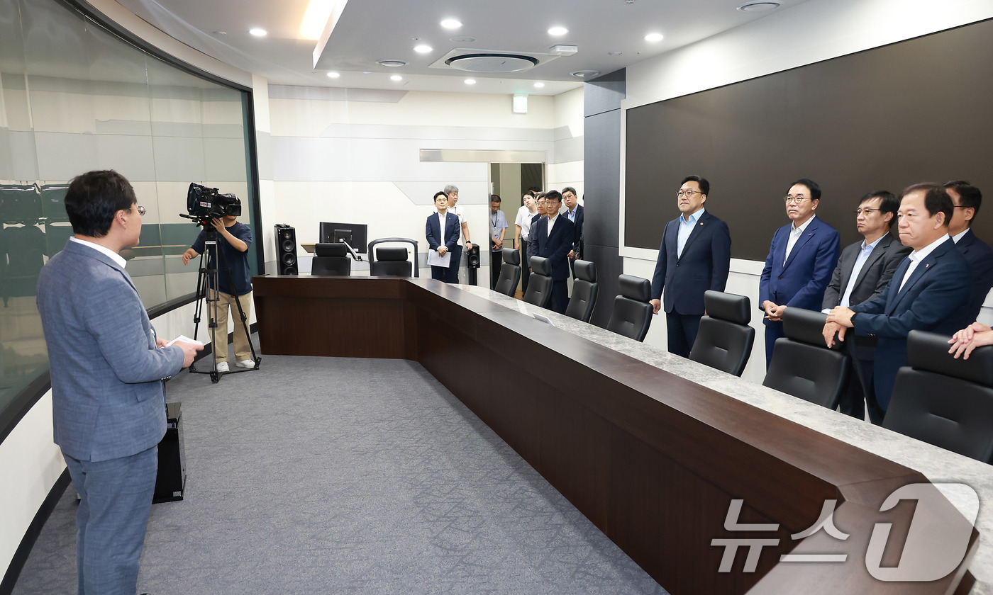 은행 통합IT센터 둘러보는 김병환 금융위원장