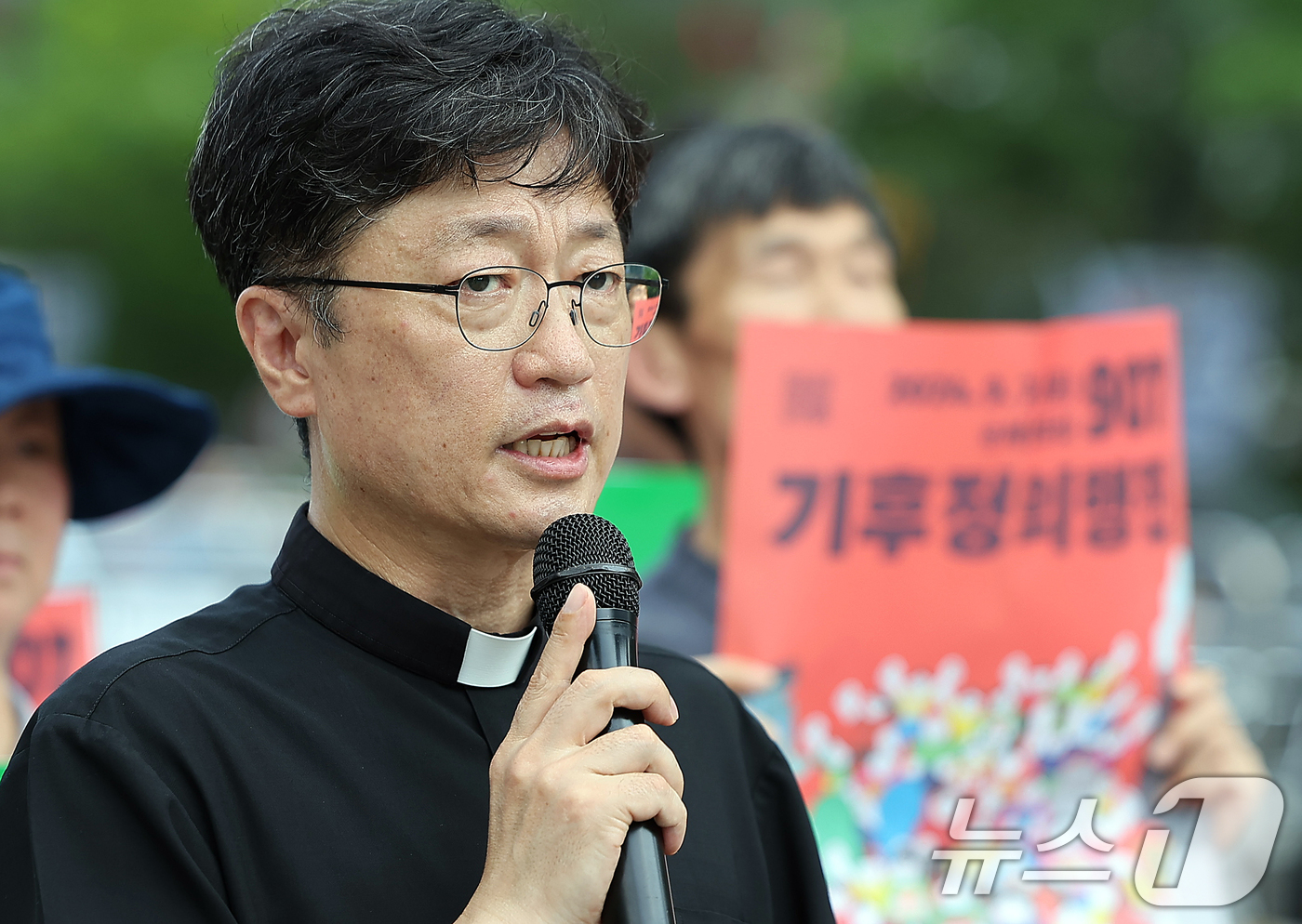 발언하는 양기석 신부