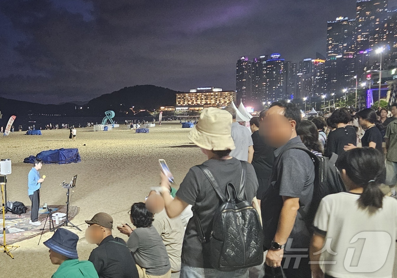 23일째 잠 못 이루는 부산…해운대 시민·피서객 바글바글