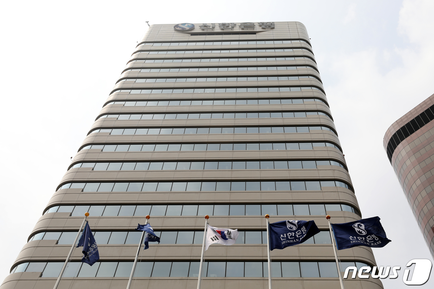신한은행, 주담대 5·10년 금리 역전 앞두고 10년물 0.1%p 인상