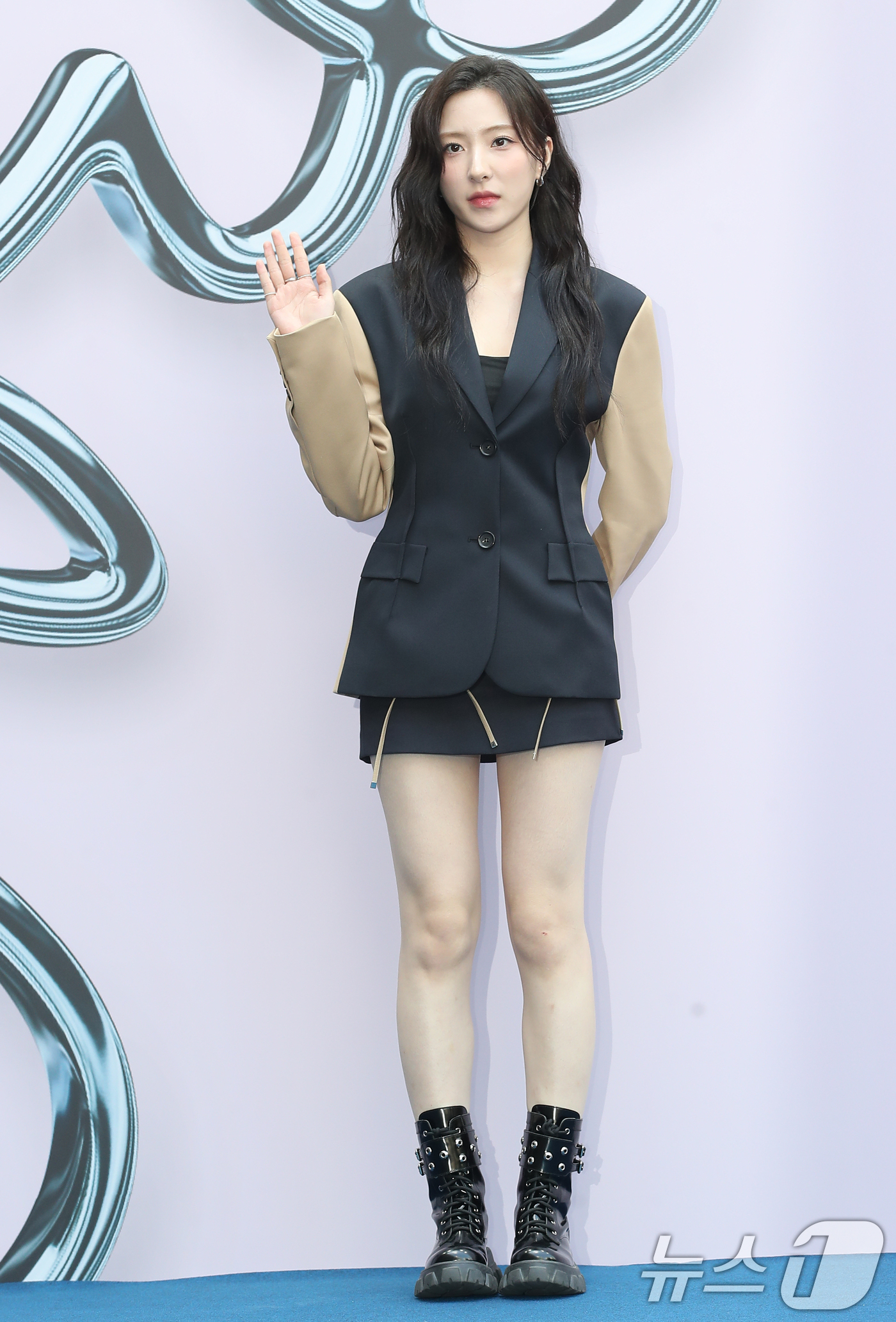 손주연, 아름다운 손 인사