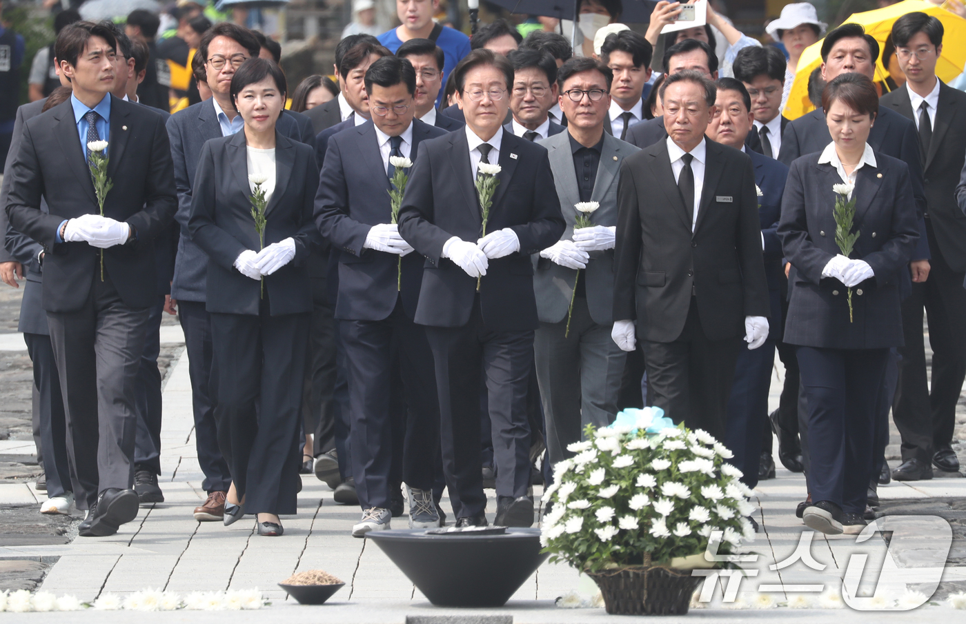 김해 봉하마을 찾은 이재명 대표