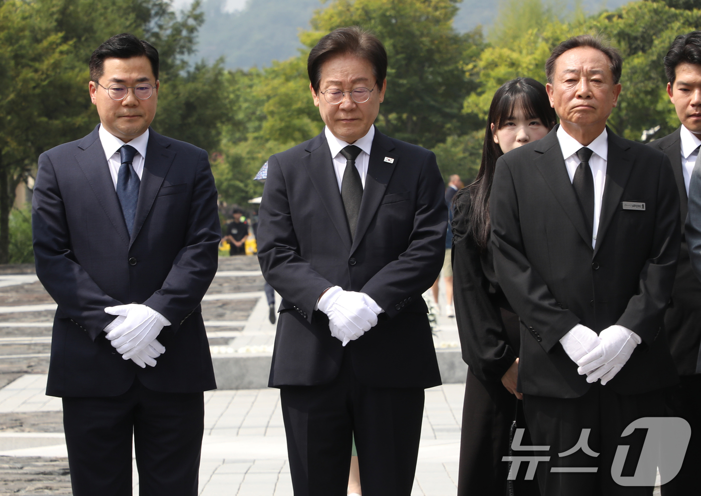 김해 봉하마을 찾은 이재명 대표