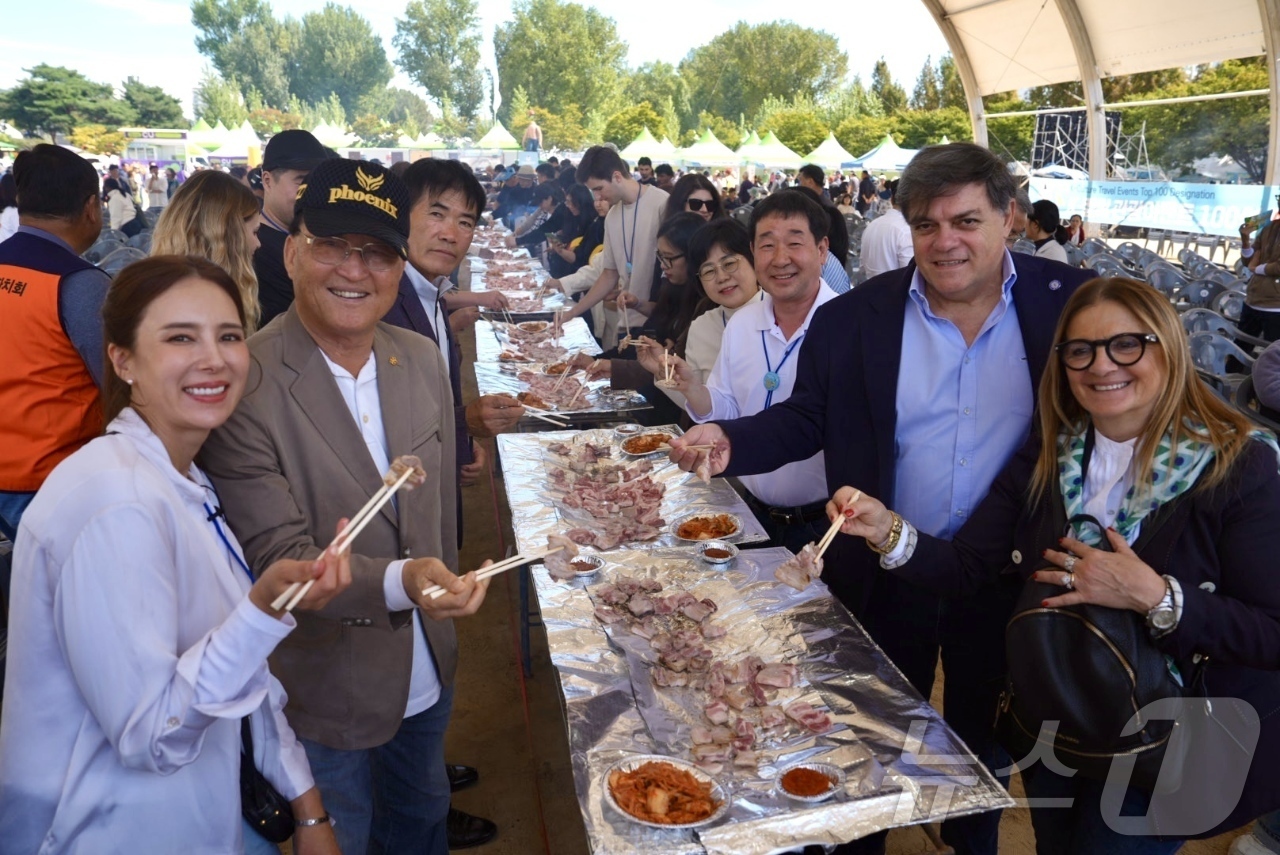 홍삼포크삼겹살 맛있어요…외국인 사로잡은 증평인삼골축제