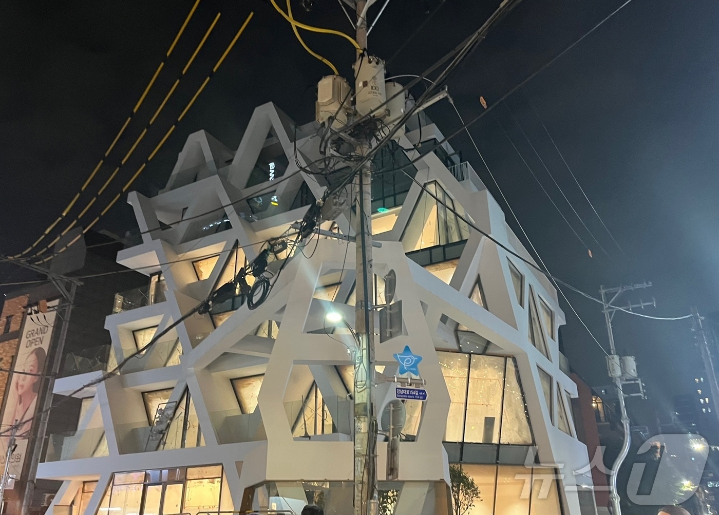 [단독]컴포즈커피 4700억 잭팟 JM커피그룹…강남에 건물 올렸다