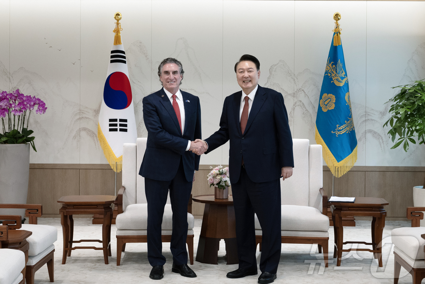 윤 대통령, 더그 버검 미국 노스다코타주지사 접견