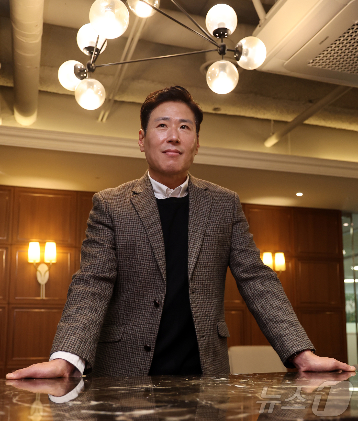 포즈 취하는 신상화 드림어스컴퍼니 엔터테인먼트 본부장