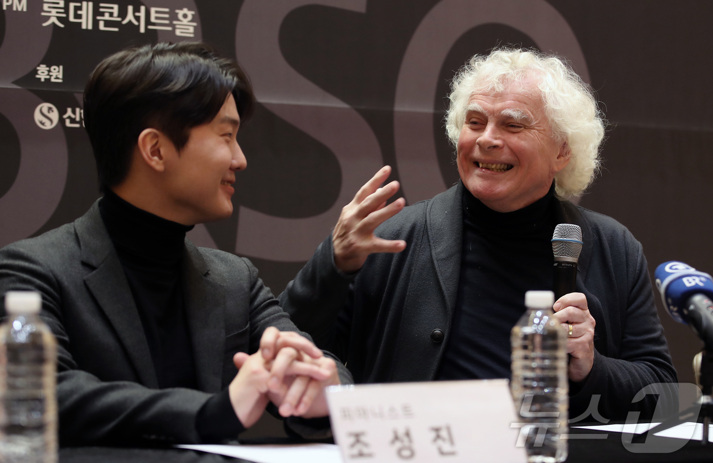 환한 얼굴로 대화하는 사이먼 래틀 경과 조성진