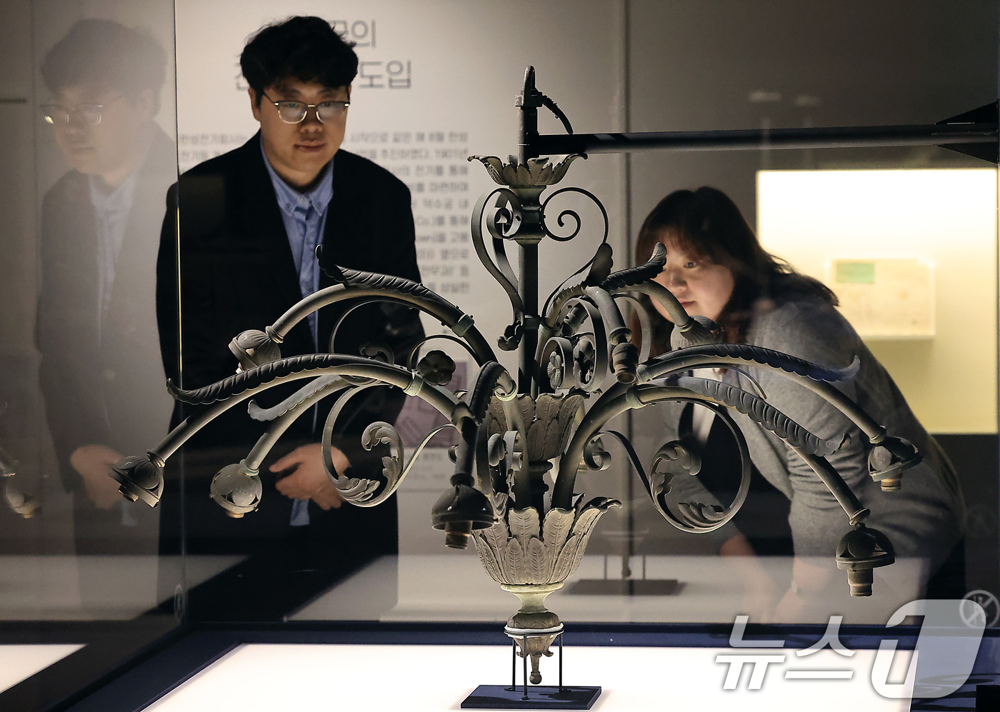이화문 장식등, 100년만에 제자리로…모던라이트, 대한제국 황실 조명展