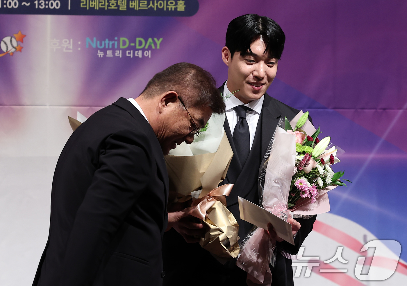 유정근 대표이사에게 축하받는 원태인