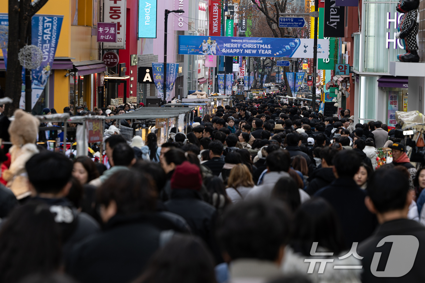 성탄절 맞아 북적이는 명동