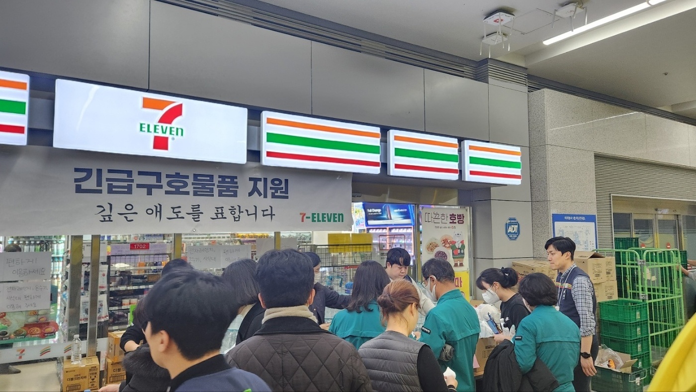 조금이라도 힘 됐으면…무안 참사에 팔 걷어붙인 세븐일레븐·이디야