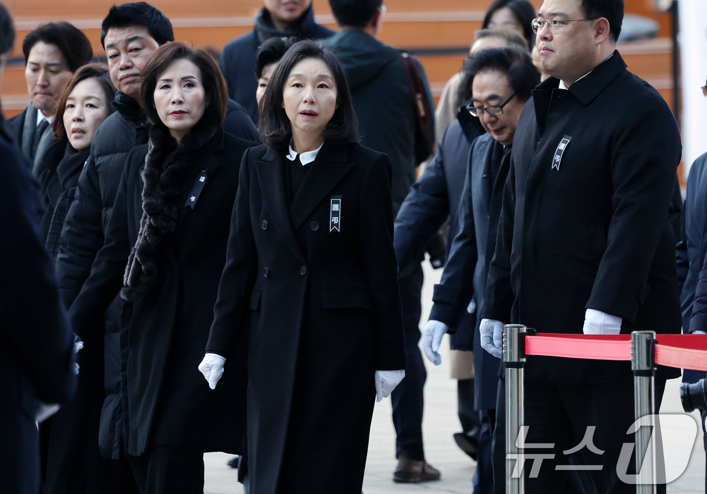 헌화하기 위해 이동하는 최호정 의장