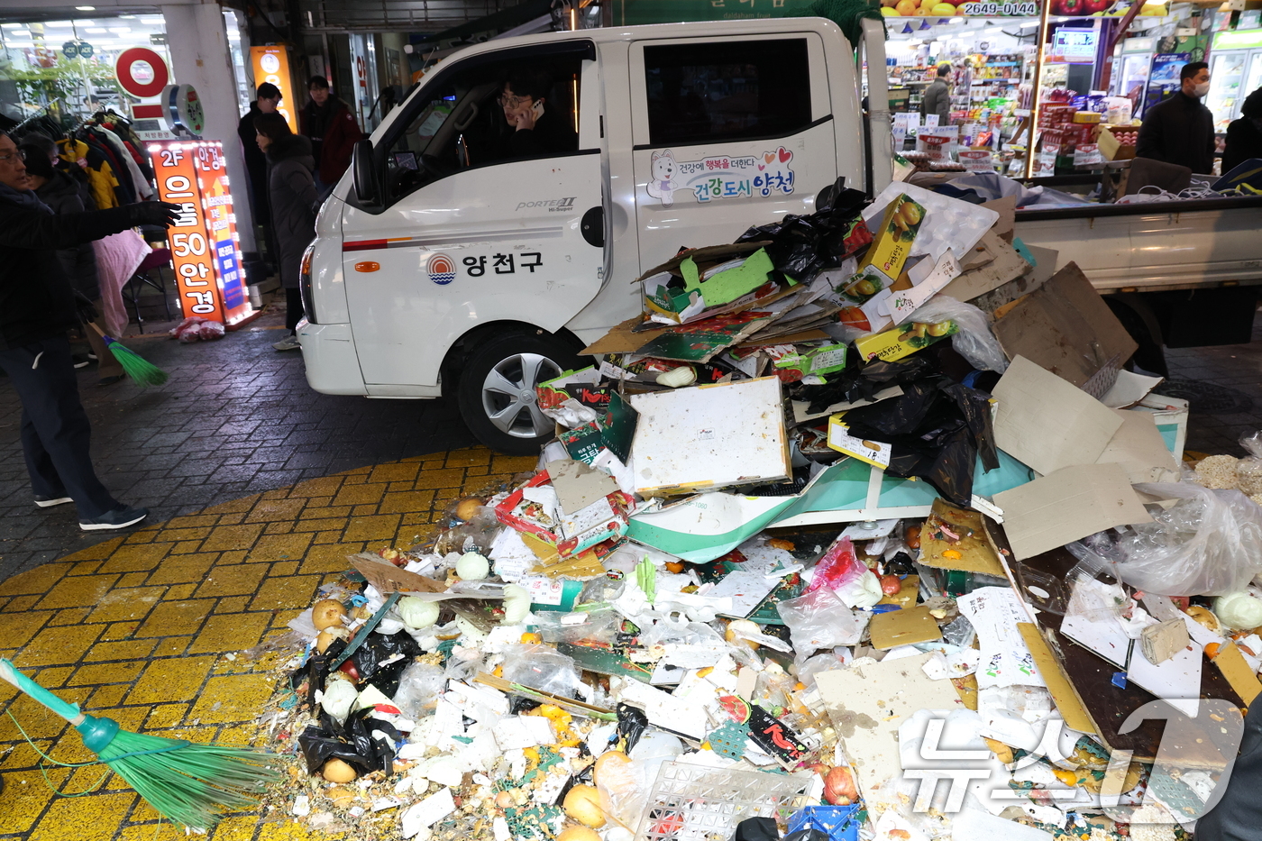 차량 돌진으로 아수라장된 목동깨비시장